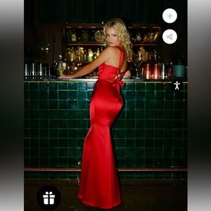 Miss Circle Size M Red Gown